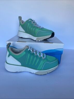 Dr. Comfort grace 7.5 wide new in box, all inserts included seafoam